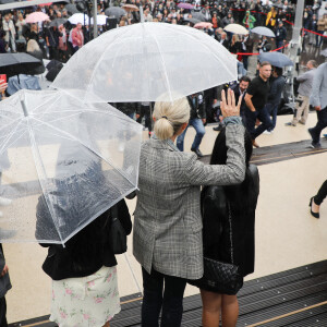 Exclusif - Laeticia Hallyday et ses filles Jade et Joy -- Inauguration de l'esplanade "Johnny Hallyday" et de la statue "Quelque chose de ..." de l'artiste Bertrand Lavier sur le parvis de la salle de concert AccorHotels Arena Paris Bercy à Paris. Le 14 septembre 2021 © Borde-Jacovides-Moreau / Bestimage