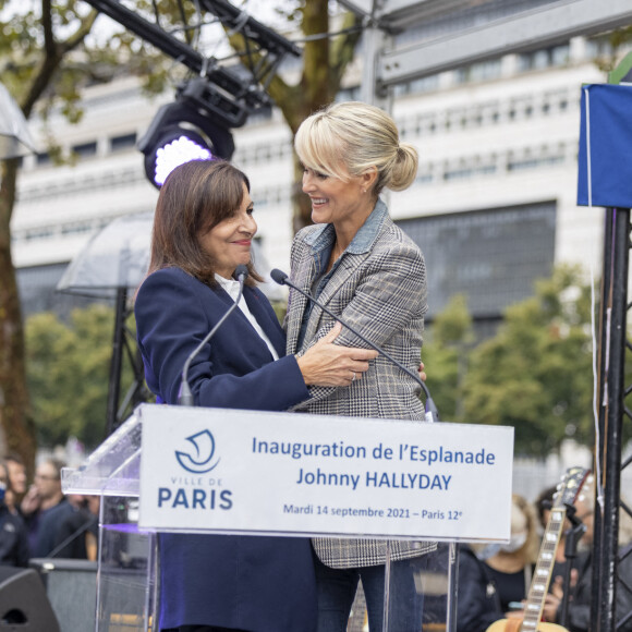 Exclusif - Anne Hidalgo, Maire de Paris, Laeticia Hallyday - Inauguration de l'esplanade "Johnny Hallyday" et de la statue "Quelque chose de ..." de l'artiste Bertrand Lavier sur le parvis de la salle de concert AccorHotels Arena Paris Bercy à Paris. Le 14 septembre 2021 © Borde-Jacovides-Moreau / Bestimage 