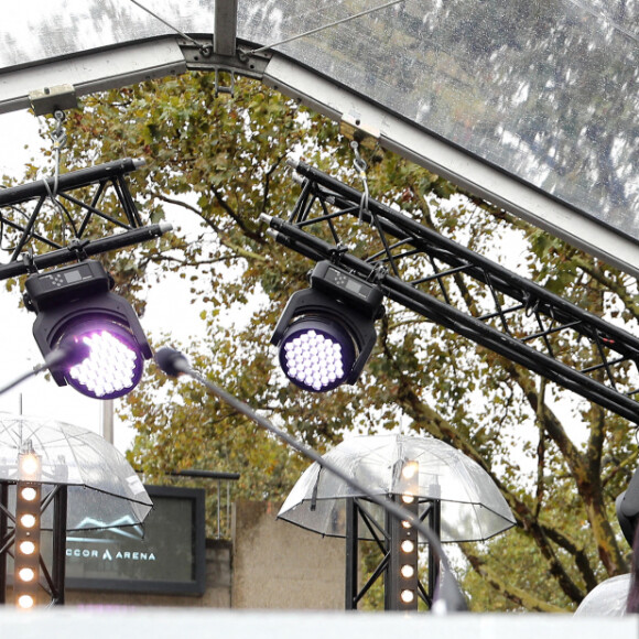 Exclusif - Anne Hidalgo, Maire de Paris, Laeticia Hallyday et ses filles Jade et Joy - Inauguration de l'esplanade "Johnny Hallyday" et de la statue "Quelque chose de ..." de l'artiste Bertrand Lavier sur le parvis de la salle de concert AccorHotels Arena Paris Bercy à Paris. Le 14 septembre 2021 © Borde-Jacovides-Moreau / Bestimage