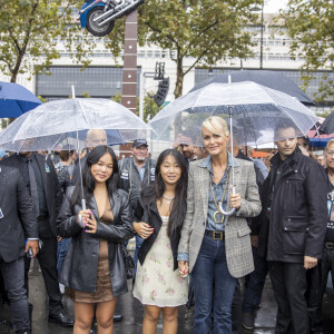 Exclusif - Laeticia Hallyday et ses filles Joy et Jade - Inauguration de l'esplanade "Johnny Hallyday" et de la statue "Quelque chose de ..." de l'artiste Bertrand Lavier sur le parvis de la salle de concert AccorHotels Arena Paris Bercy à Paris. Le 14 septembre 2021 © Borde-Jacovides-Moreau / Bestimage 