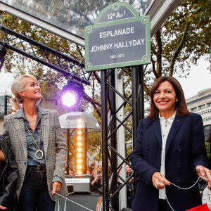 Exclusif - Anne Hidalgo, maire de Paris, Laeticia Hallyday et ses files Jade et Joy - Inauguration de l'esplanade "Johnny Hallyday" et de la statue "Quelque chose de ..." de l'artiste Bertrand Lavier sur le parvis de la salle de concert AccorHotels Arena Paris Bercy à Paris. Le 14 septembre 2021 © Borde-Jacovides-Moreau / Bestimage