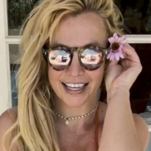 Captures d'écran de la vidéo de Britney Spears en maillot de bain qu'elle a postée sur son compte Instagram. Le 27 avril 2021 © JLPPA/Bestimage 