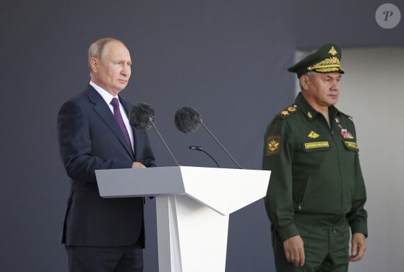 Le président russe Vladimir Poutine et le ministre russe de la Défense Sergueï Choïgou lors de l'ouverture du Forum militaire et technique international Army 2021 au parc militaire Patriot à Kubinka, Russie, le 23 août 2021. 