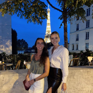 Amandine Petit et sa grande soeur posent devant une Tour Eiffel illuminée sur l'Avenue du Président Wilson, dans le 16e arrondissement de Paris. Le 14 septembre 2021.