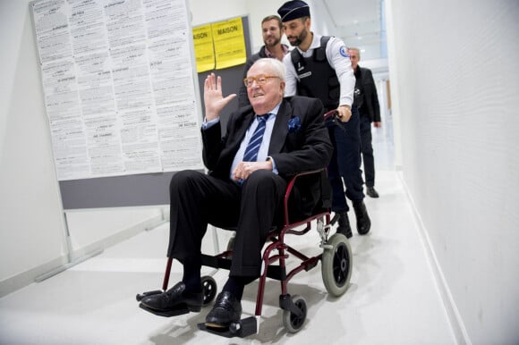 Jean-Marie Le Pen, ancien président du Front National, arrive en fauteuil roulant dans la salle d'audience 4.22 du tribunal de Paris le 9 octobre 2019. © JB Autissier / Panoramic / Bestimage 