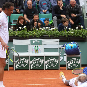 Yannick Noah dispute le trophée des légendes devant sa famille lors des internationaux de France de tennis à Roland-Garros. Paris, le 4 juin 2016. © Moreau - Jacovides / Bestimage