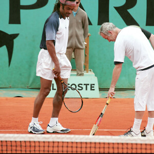 Yannick Noah lors du match des légendes à Roland-Garros en juin 2005.