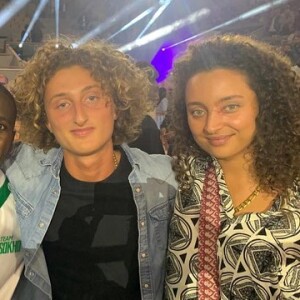 Yannick Noah avec ses deux enfants Joalukas et Eleejah, et le boxeur Souleymane Cissokho, à Roland-Garros le 10 septembre 2021.