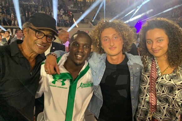 Yannick Noah avec ses deux enfants Joalukas et Eleejah, et le boxeur Souleymane Cissokho, à Roland-Garros le 10 septembre 2021.