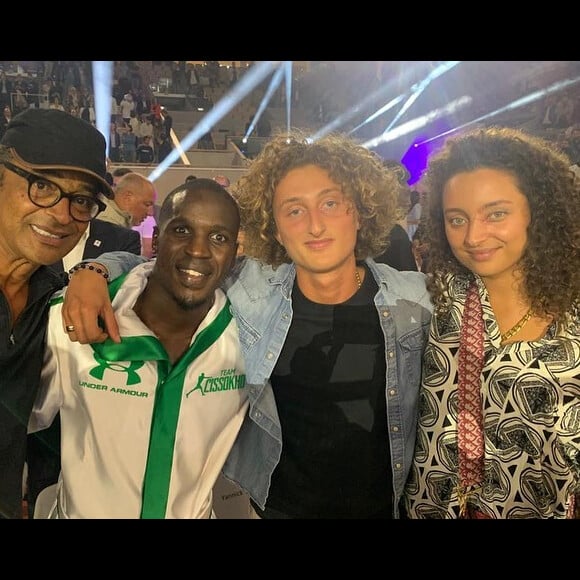 Yannick Noah avec ses deux enfants Joalukas et Eleejah, et le boxeur Souleymane Cissokho, à Roland-Garros le 10 septembre 2021.