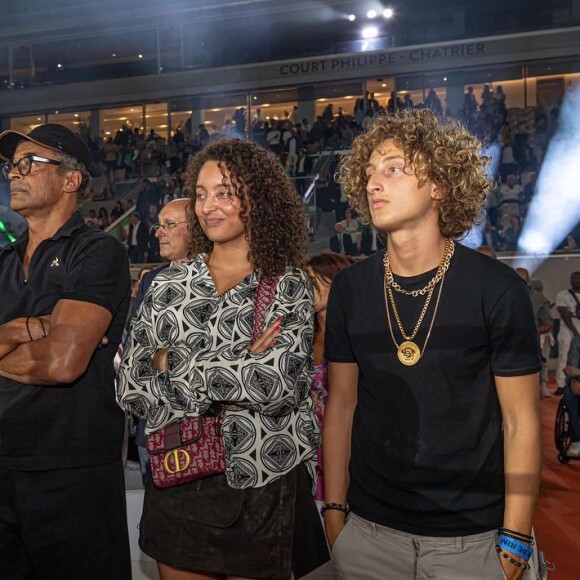 Yannick Noah avec ses deux enfants Joalukas et Eleejah, à Roland-Garros le 10 septembre 2021.