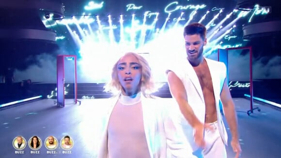 Bilal Hassani et Jordan lors du premier prime de la saison 11 de "Danse avec les stars". Ils se sont produit sur une danse contemporaine, sur le titre Courage ton change de Sia.