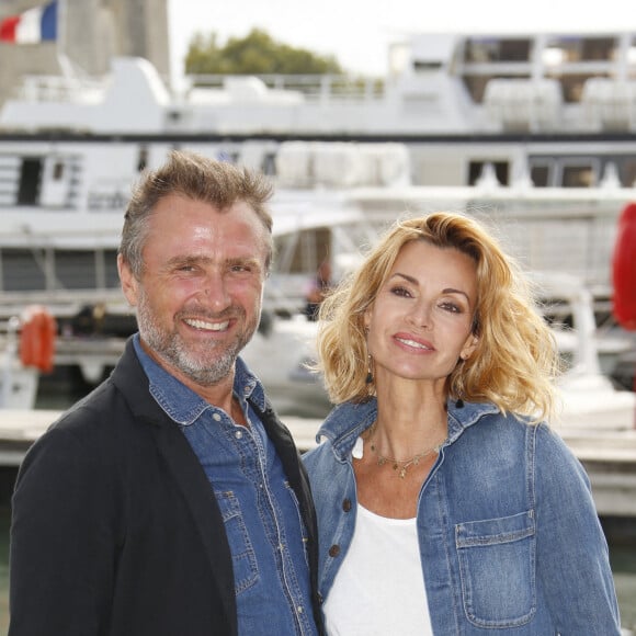 Alexandre Brasseur, Ingrid Chauvin (Demain nous appartient) - Photocall lors du Festival de la Fiction de La Rochelle. Le 18 septembre 2021. © Christophe Aubert via Bestimage