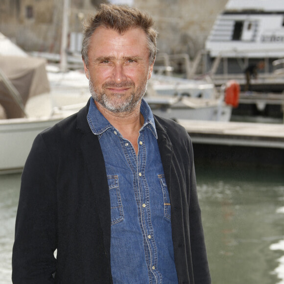 Alexandre Brasseur (Demain nous appartient) - Photocall lors du Festival de la Fiction de La Rochelle. Le 18 septembre 2021. © Christophe Aubert via Bestimage