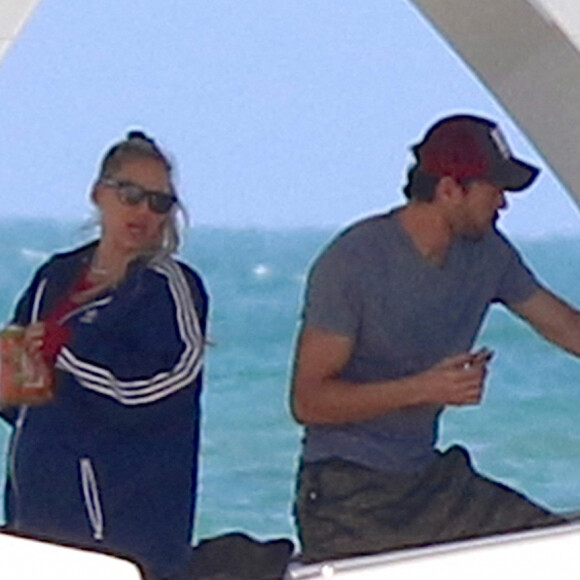 Exclusif - Enrique Iglesias et sa compagne Anna Kournikova sur un yacht à Miami. Le 26 janvier 2020