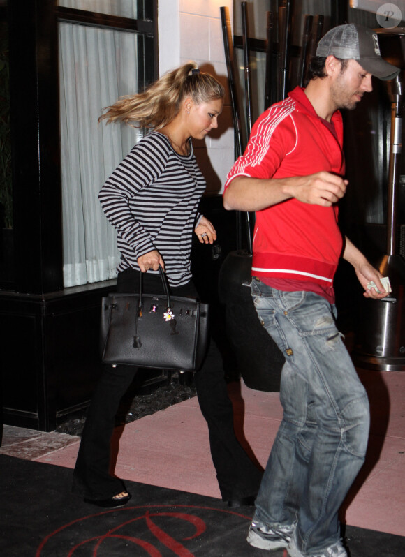 Exclusif - Anna Kournikova et Enrique Iglesias quittent un restaurant de Miami le 26 janvier 2012. 