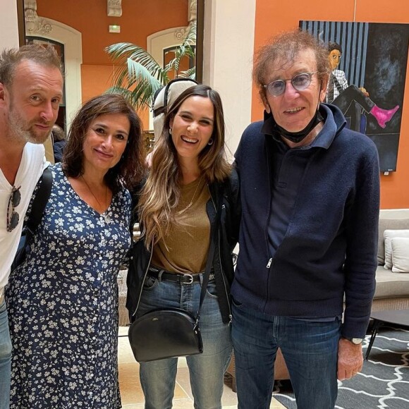 Alain Souchon en famille, avec Joyce Jonathan, sur Instagram. Le 20 septembre 2021.