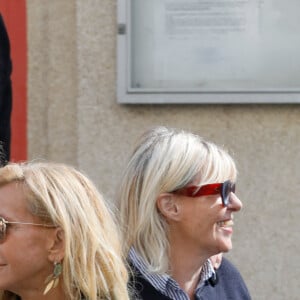 Chantal Ladesou et son mari Michel Ansault, Fiona Gélin (de son vrai nom Bénédicte Gélin) - Obsèques de Marthe Mercadier (Marthe Mercadié-Meyrat) en l'église Sainte Hélène à Paris, France, le 21 septembre 2021. © 2021 Christophe Clovis/Bestimage