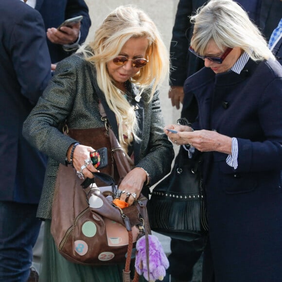 Chantal Ladesou, Fiona Gélin (de son vrai nom Bénédicte Gélin) - Obsèques de Marthe Mercadier (Marthe Mercadié-Meyrat) en l'église Sainte Hélène à Paris, France, le 21 septembre 2021. © 2021 Christophe Clovis/Bestimage