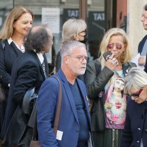 Chantal Ladesou et son mari Michel Ansault, Fiona Gélin (de son vrai nom Bénédicte Gélin) - Obsèques de Marthe Mercadier (Marthe Mercadié-Meyrat) en l'église Sainte Hélène à Paris, France, le 21 septembre 2021. © 2021 Christophe Clovis/Bestimage