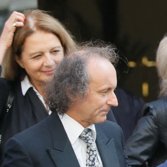 Chantal Ladesou et son mari Michel Ansault, Fiona Gélin (de son vrai nom Bénédicte Gélin) - Obsèques de Marthe Mercadier (Marthe Mercadié-Meyrat) en l'église Sainte Hélène à Paris, France, le 21 septembre 2021. © 2021 Christophe Clovis/Bestimage