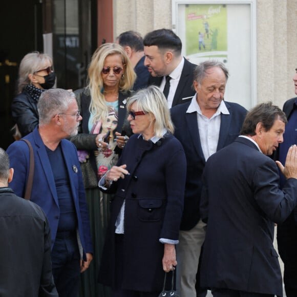 Chantal Ladesou et son mari Michel Ansault, Fiona Gélin (de son vrai nom Bénédicte Gélin) - Obsèques de Marthe Mercadier (Marthe Mercadié-Meyrat) en l'église Sainte Hélène à Paris, France, le 21 septembre 2021. © 2021 Christophe Clovis/Bestimage