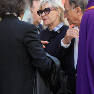 Chantal Ladesou et son mari Michel Ansault - Obsèques de Marthe Mercadier (Marthe Mercadié-Meyrat) en l'église Sainte Hélène à Paris, France, le 21 septembre 2021. © 2021 Christophe Clovis/Bestimage