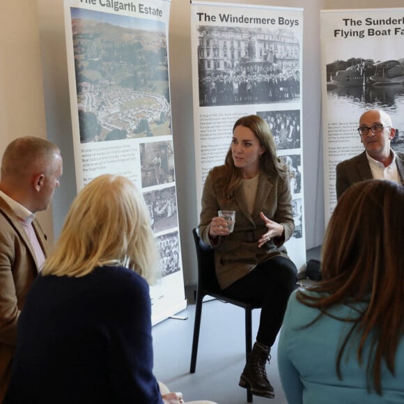 Catherine (Kate) Middleton, duchesse de Cambridge, au musée Windermere Jetty, où elle rencontrera des proches de survivants de l'Holocauste qui parleront du temps que leurs proches ont passé à Cumbrie, Royaume Uni, le 21 septembre 2021. Elle découvre également le travail du Lake District Holocaust Project.