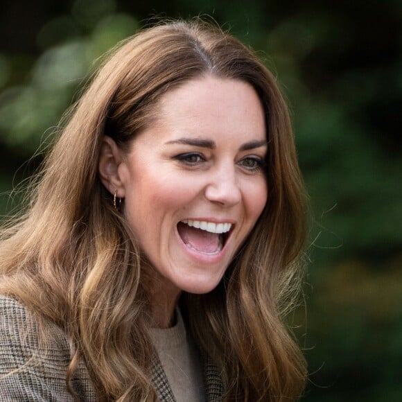 Catherine (Kate) Middleton, duchesse de Cambridge, lors d'une excursion en bateau à vapeur avec deux des "enfants de Windermere", qui ont été amenés à vivre en Cumbrie après les horreurs du camp de concentration de Theresienstadt en Tchécoslovaquie en 1945, à Cumbrie, Royaume Uni, le 21 septembre 2021.