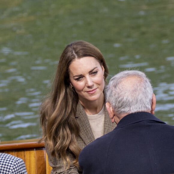 Catherine (Kate) Middleton, duchesse de Cambridge, lors d'une excursion en bateau à vapeur avec deux des "enfants de Windermere", qui ont été amenés à vivre en Cumbrie après les horreurs du camp de concentration de Theresienstadt en Tchécoslovaquie en 1945, à Cumbrie, Royaume Uni, le 21 septembre 2021.