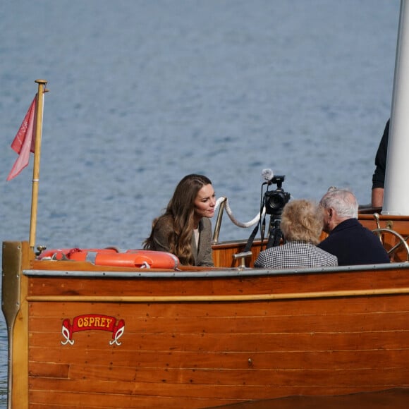 Catherine (Kate) Middleton, duchesse de Cambridge, lors d'une excursion en bateau à vapeur avec deux des "enfants de Windermere", qui ont été amenés à vivre en Cumbrie après les horreurs du camp de concentration de Theresienstadt en Tchécoslovaquie en 1945, à Cumbrie, Royaume Uni, le 21 septembre 2021.