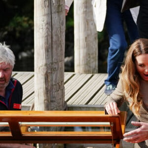 Catherine (Kate) Middleton, duchesse de Cambridge, lors d'une excursion en bateau à vapeur avec deux des "enfants de Windermere", qui ont été amenés à vivre en Cumbrie après les horreurs du camp de concentration de Theresienstadt en Tchécoslovaquie en 1945, à Cumbrie, Royaume Uni, le 21 septembre 2021.