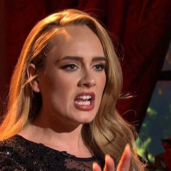 Adele très amaigrie et superbe dans l'émission Saturday Night Live à Los Angeles, le 24 octobre 2020