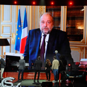 Exclusif - Gerard Darmon, son petit-fils Tom, son ami Benjamin, Isabelle Boulay, Enrico Macias, Hadrien Raccah, son fils Jules, Philippe Lellouche et Nikos Aliagas ecoutent un message du ministre de la justice Eric Dupond Moretti - Surprises - Enregistrement de l'émission "La Chanson secrète 7 " à la Scène musicale à Paris, qui sera diffusée le 15 janvier 2021 sur TF1. © Gaffiot-Moreau / Bestimage