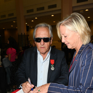 Gilbert Montagné et Sophie Cluzel - Cérémonie de remise des Insignes d'Officier de la Légion d'honneur à Gilbert Montagné au Ministère des Solidarités et de la Santé à Paris. Le 22 septembre 2021 © Coadic Guirec / Bestimage