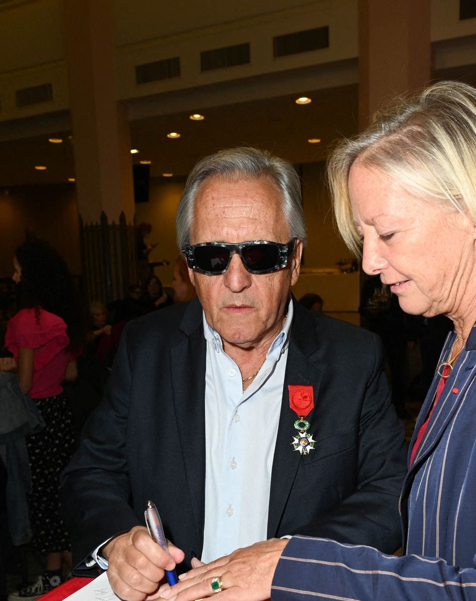 Gilbert Montagné et Sophie Cluzel - Cérémonie de remise des Insignes d'Officier de la Légion d'honneur à Gilbert Montagné au Ministère des Solidarités et de la Santé à Paris. Le 22 septembre 2021 © Coadic Guirec / Bestimage