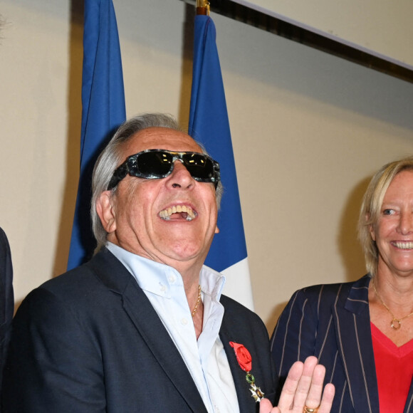 Gilbert Montagné, Sophie Cluzel et Laurent Baffie - Cérémonie de remise des Insignes d'Officier de la Légion d'honneur à Gilbert Montagné au Ministère des Solidarités et de la Santé à Paris. Le 22 septembre 2021 © Coadic Guirec / Bestimage