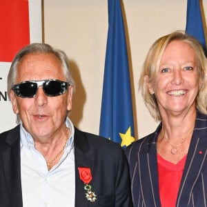 Gilbert Montagné et sa femme Nikole et Sophie Cluzel - Cérémonie de remise des Insignes d'Officier de la Légion d'honneur à Gilbert Montagné au Ministère des Solidarités et de la Santé à Paris. Le 22 septembre 2021 © Coadic Guirec / Bestimage