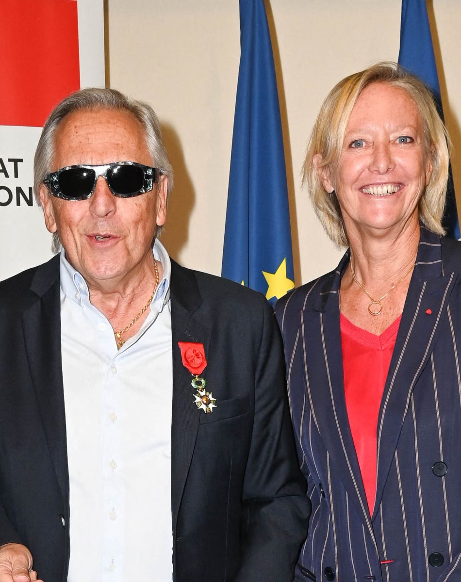 Gilbert Montagné et sa femme Nikole et Sophie Cluzel - Cérémonie de remise des Insignes d'Officier de la Légion d'honneur à Gilbert Montagné au Ministère des Solidarités et de la Santé à Paris. Le 22 septembre 2021 © Coadic Guirec / Bestimage