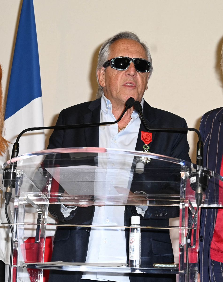 Semi-Exclusif - Gilbert Montagné entouré de sa femme Nikole et Sophie Cluzel - Cérémonie de remise des Insignes d'Officier de la Légion d'honneur à Gilbert Montagné au Ministère des Solidarités et de la Santé à Paris. Le 22 septembre 2021 © Coadic Guirec / Bestimage