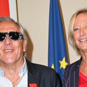 Gilbert Montagné et Sophie Cluzel - Cérémonie de remise des Insignes d'Officier de la Légion d'honneur à Gilbert Montagné au Ministère des Solidarités et de la Santé à Paris. Le 22 septembre 2021 © Coadic Guirec / Bestimage