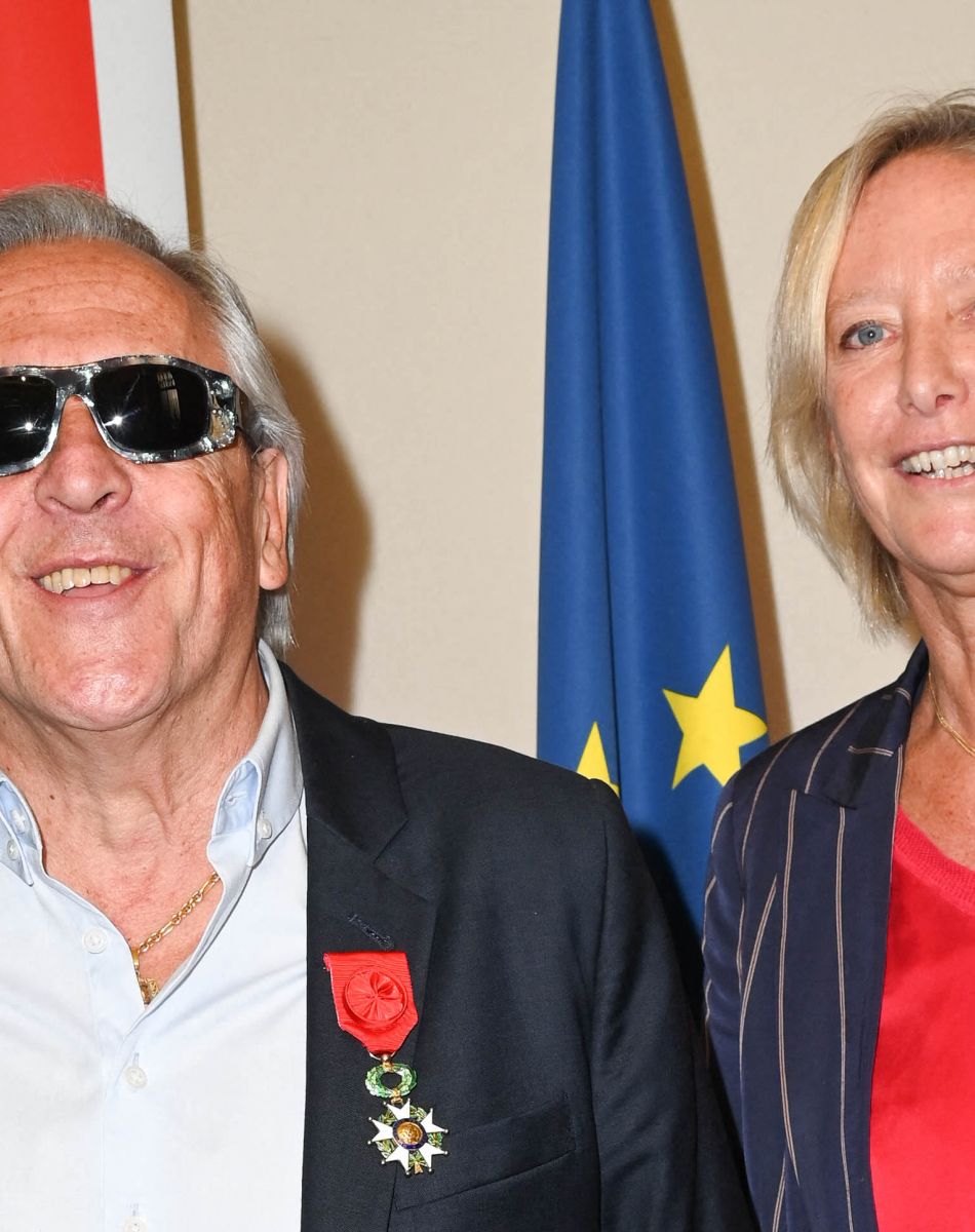 Gilbert Montagné et Sophie Cluzel - Cérémonie de remise des Insignes d'Officier de la Légion d'honneur à Gilbert Montagné au Ministère des Solidarités et de la Santé à Paris. Le 22 septembre 2021 © Coadic Guirec / Bestimage