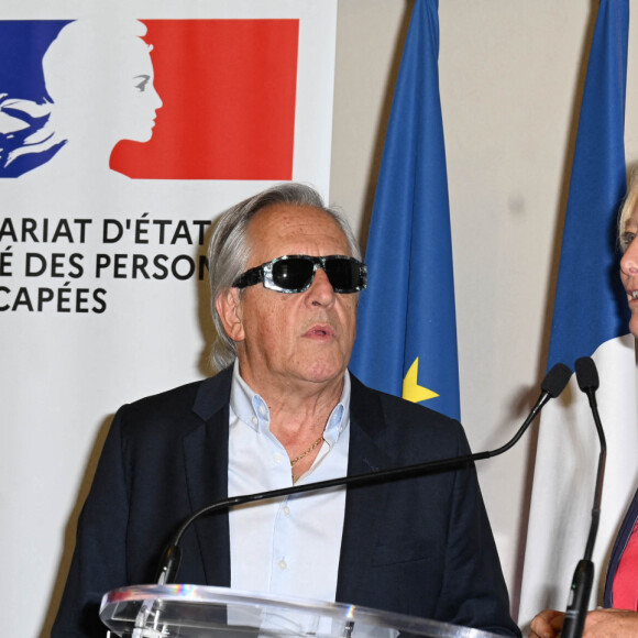 Gilbert Montagné et Sophie Cluzel - Cérémonie de remise des Insignes d'Officier de la Légion d'honneur à Gilbert Montagné au Ministère des Solidarités et de la Santé à Paris. Le 22 septembre 2021 © Coadic Guirec / Bestimage
