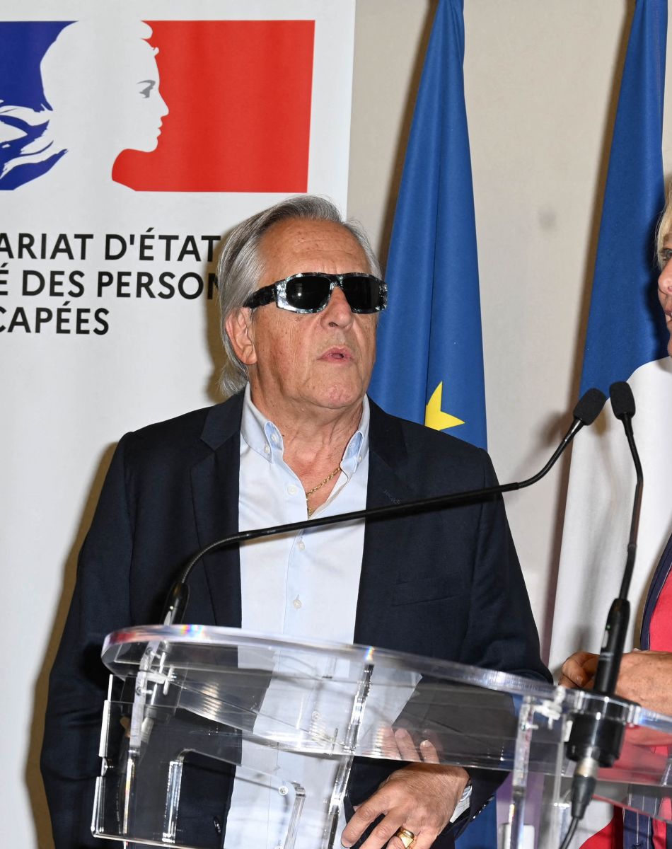 Gilbert Montagné et Sophie Cluzel - Cérémonie de remise des Insignes d'Officier de la Légion d'honneur à Gilbert Montagné au Ministère des Solidarités et de la Santé à Paris. Le 22 septembre 2021 © Coadic Guirec / Bestimage