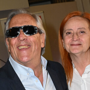 Gilbert Montagné et sa femme Nikole - Cérémonie de remise des Insignes d'Officier de la Légion d'honneur à Gilbert Montagné au Ministère des Solidarités et de la Santé à Paris. Le 22 septembre 2021 © Coadic Guirec / Bestimage