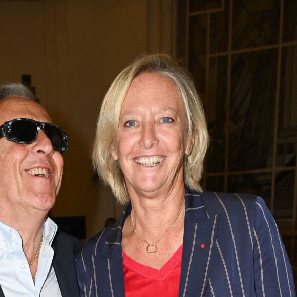 Gilbert Montagné et Sophie Cluzel - Cérémonie de remise des Insignes d'Officier de la Légion d'honneur à Gilbert Montagné au Ministère des Solidarités et de la Santé à Paris. Le 22 septembre 2021 © Coadic Guirec / Bestimage