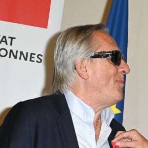 Gilbert Montagné et Sophie Cluzel - Cérémonie de remise des Insignes d'Officier de la Légion d'honneur à Gilbert Montagné au Ministère des Solidarités et de la Santé à Paris. Le 22 septembre 2021 © Coadic Guirec / Bestimage