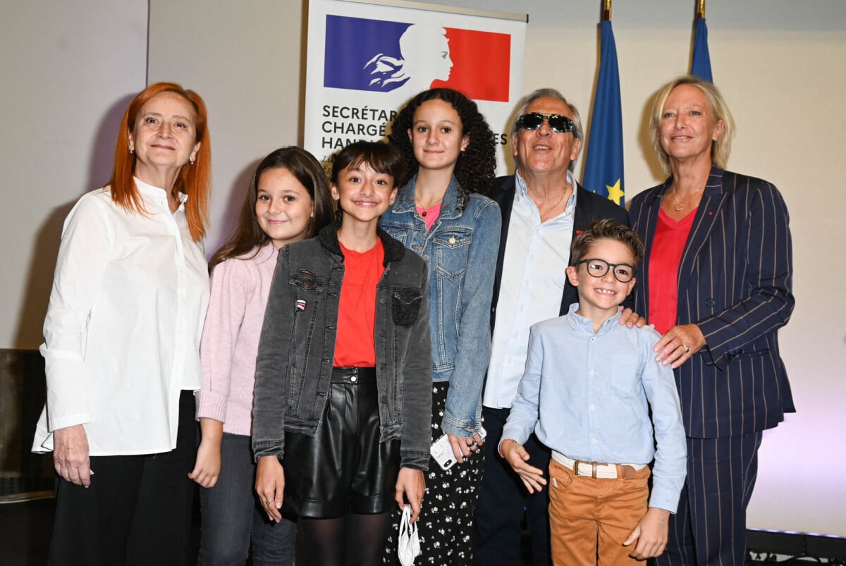 photo-gilbert-montagn-entour-de-sa-femme-nikole-de-leurs-petits
