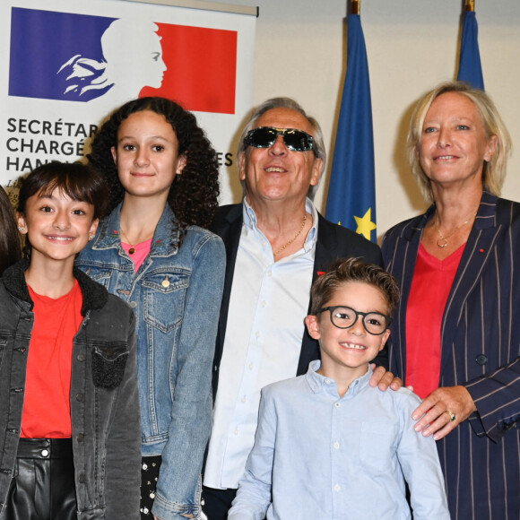 Gilbert Montagné entouré de sa femme Nikole, de leurs petits-enfants et de Sophie Cluzel - Cérémonie de remise des Insignes d'Officier de la Légion d'honneur à Gilbert Montagné au Ministère des Solidarités et de la Santé à Paris.© Coadic Guirec / Bestimage