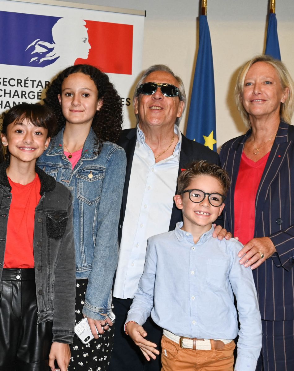 Gilbert Montagné entouré de sa femme Nikole, de leurs petits-enfants et de Sophie Cluzel - Cérémonie de remise des Insignes d'Officier de la Légion d'honneur à Gilbert Montagné au Ministère des Solidarités et de la Santé à Paris.© Coadic Guirec / Bestimage